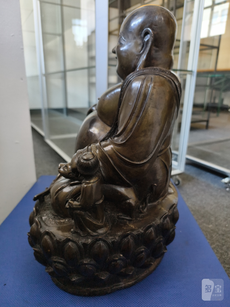A large cast bronze figure of seated Budai with boys on a lotus pedestal - 图26